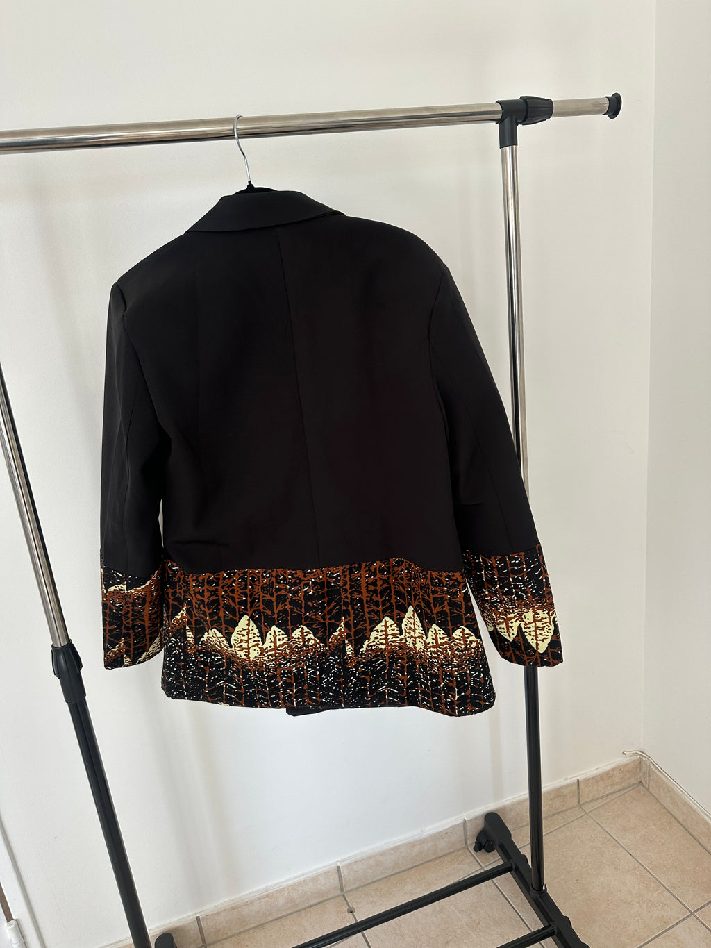 Blazer noir femme avec wax bas – style chic Assawa Couture